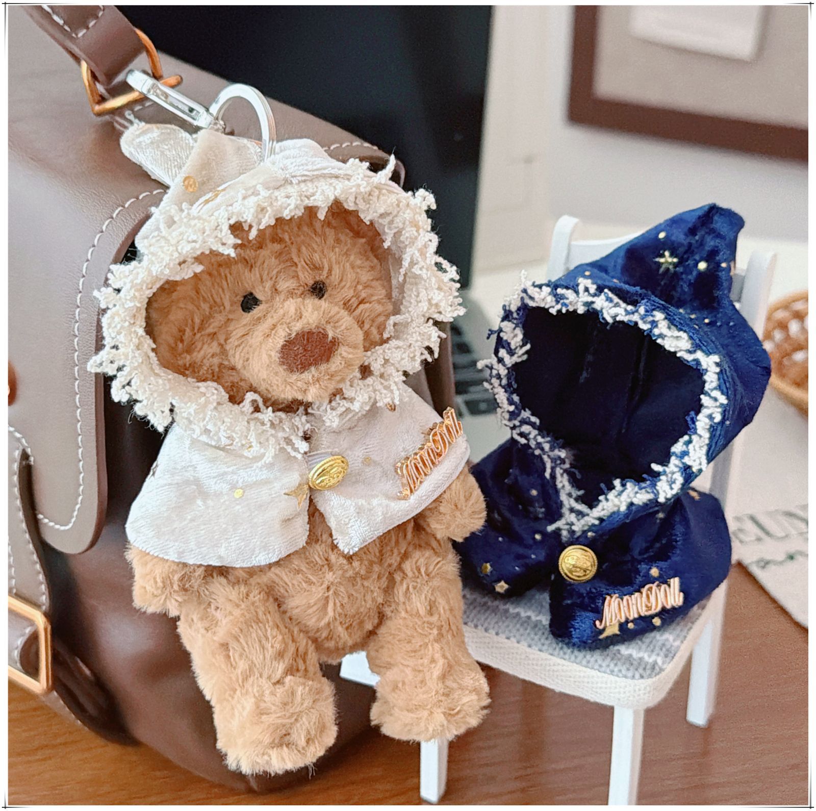 仅售衣服】巴塞罗熊包包挂饰钥匙扣12厘米挂件娃衣披肩