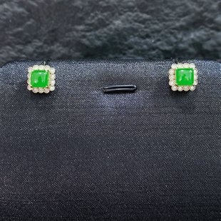 精致时尚 和田碧玉苹果绿高色方形耳钉18k金镶嵌款 式