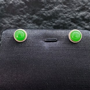 精致时尚 和田碧玉苹果绿蛋面耳钉18k金镶嵌款 式