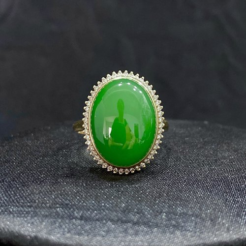 和田碧玉苹果绿蛋面戒指18k金镶嵌款式精致时尚