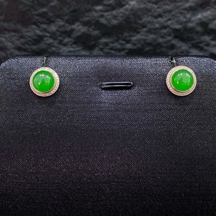精致时尚 和田碧玉苹果绿圆形耳钉18k金镶嵌款 式