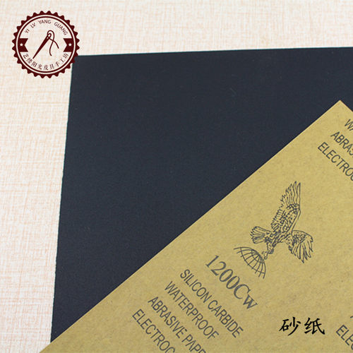 本款砂纸采用先进的防水处理工艺，产品耐水性好，而且耐油，使用时不易卷曲。锋利优质的黑碳硅磨料，打磨效率高，采用优良的静电植砂工艺和特殊的植砂标准。具有使用时能够达到寿命长、散热快、不易堵塞等优点