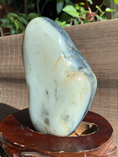 新疆和田籽料青花原石，黑如墨，白如羊脂。天然皮色。