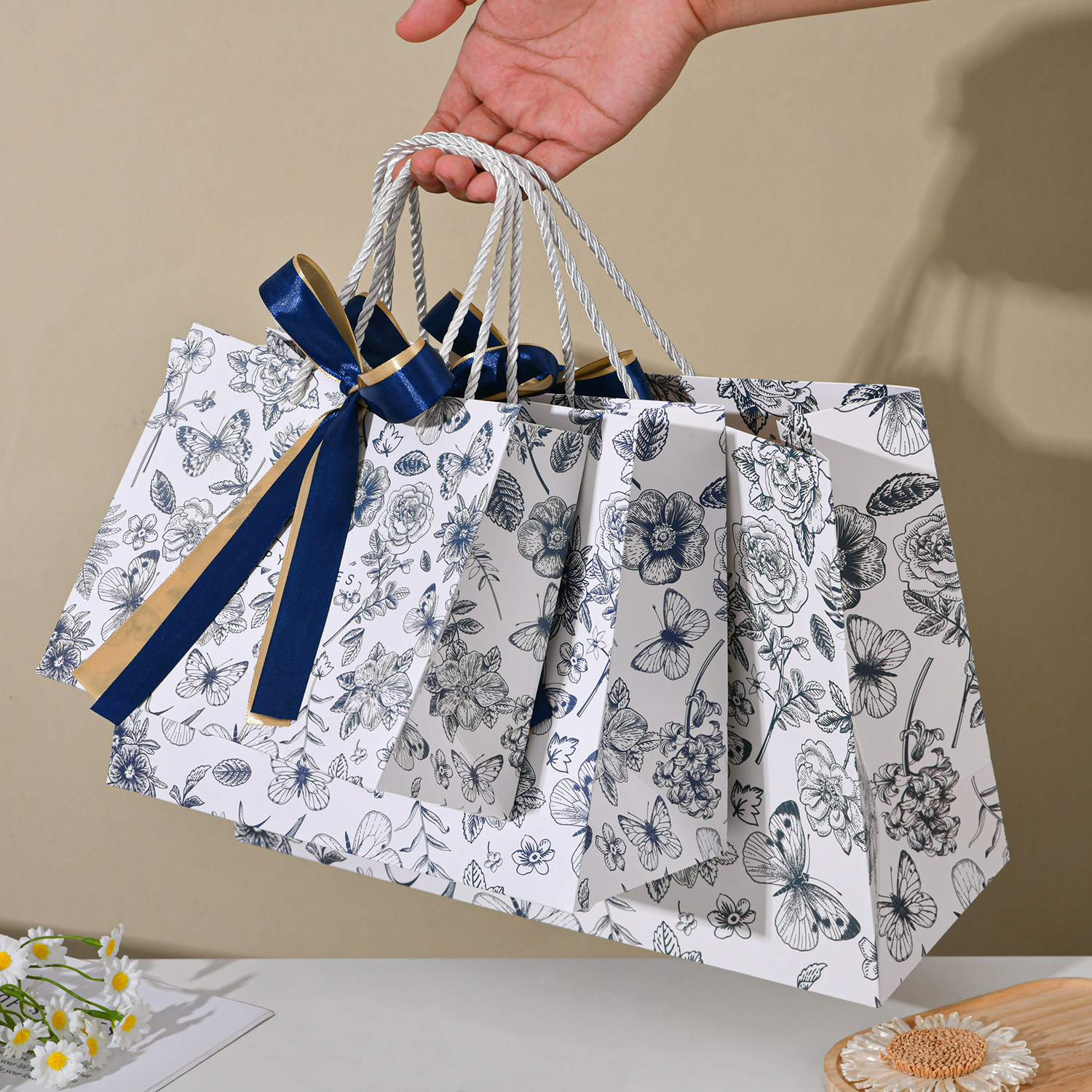 复古印花蝴蝶花卉包装袋大容量手提礼品袋蓝色丝带装饰繁花礼品袋