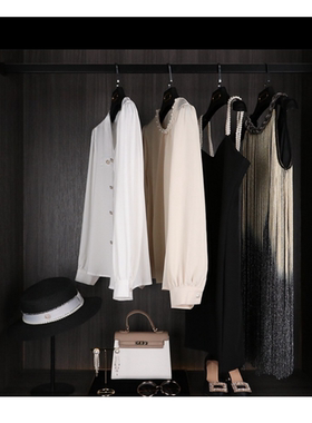 全屋定制展厅软装样板房衣帽间衣柜衣服黑色系软装摆件