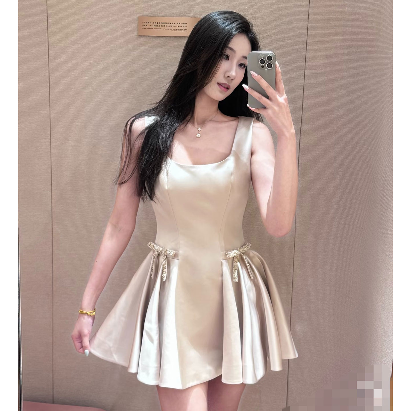 卓家同款连衣裙缎面无袖背心裙