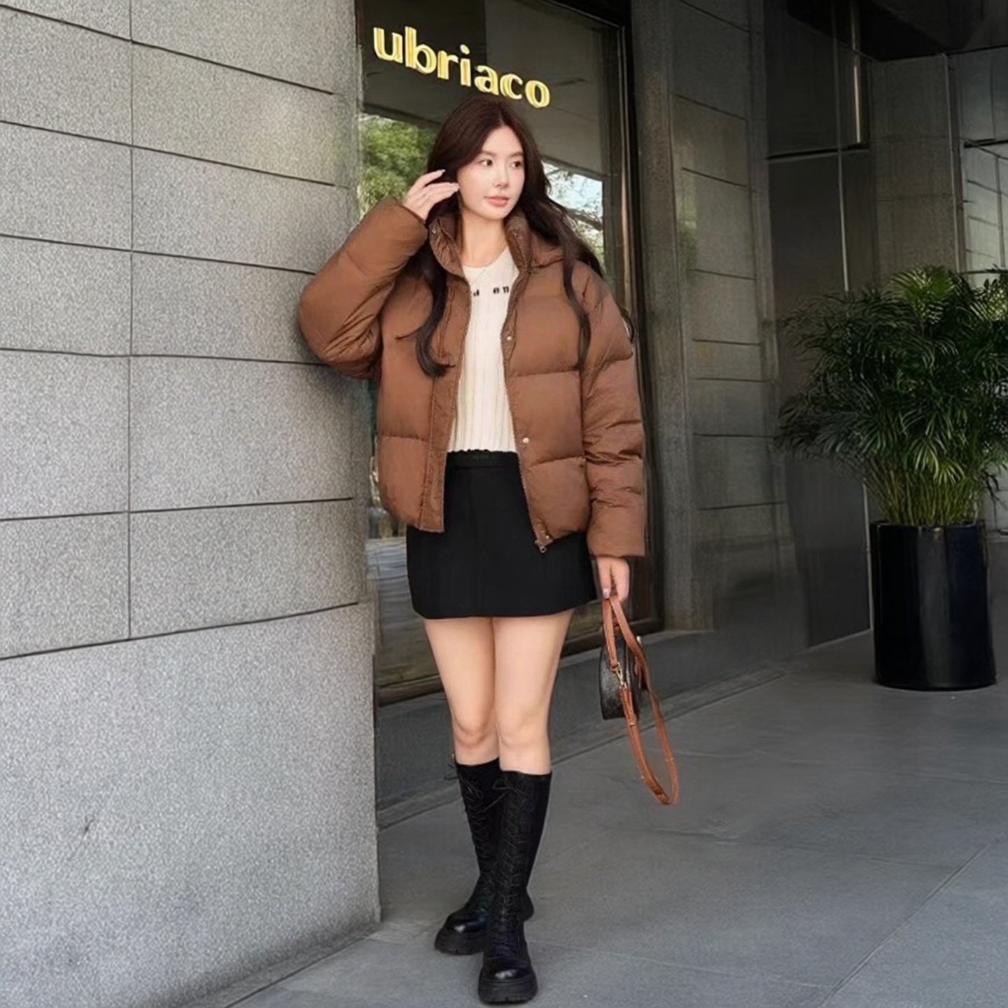 时尚流行短款泡芙羽绒服女冬季加厚白鸭绒面包服高级感连帽外套