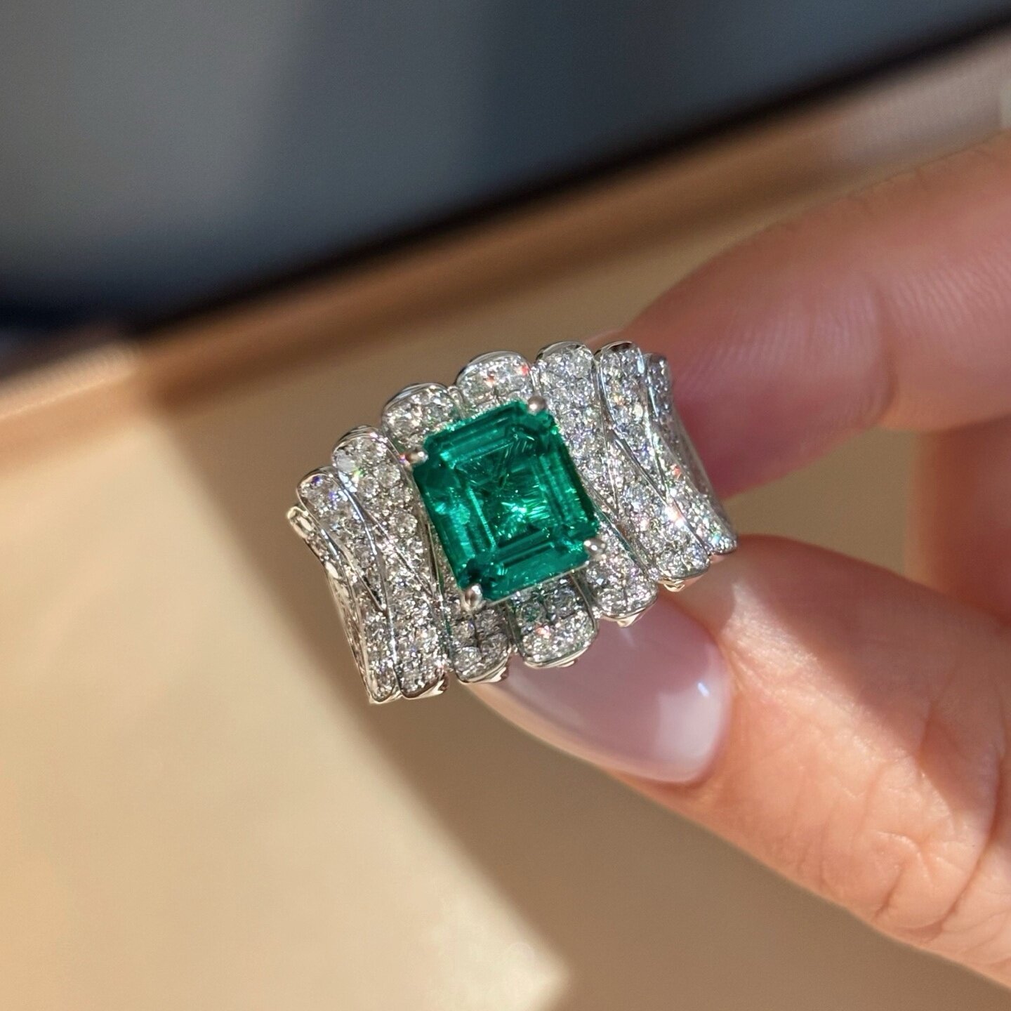 18K白金培育钻石祖母绿宽版戒指 结订婚人工人造合成钻石婚戒彩宝