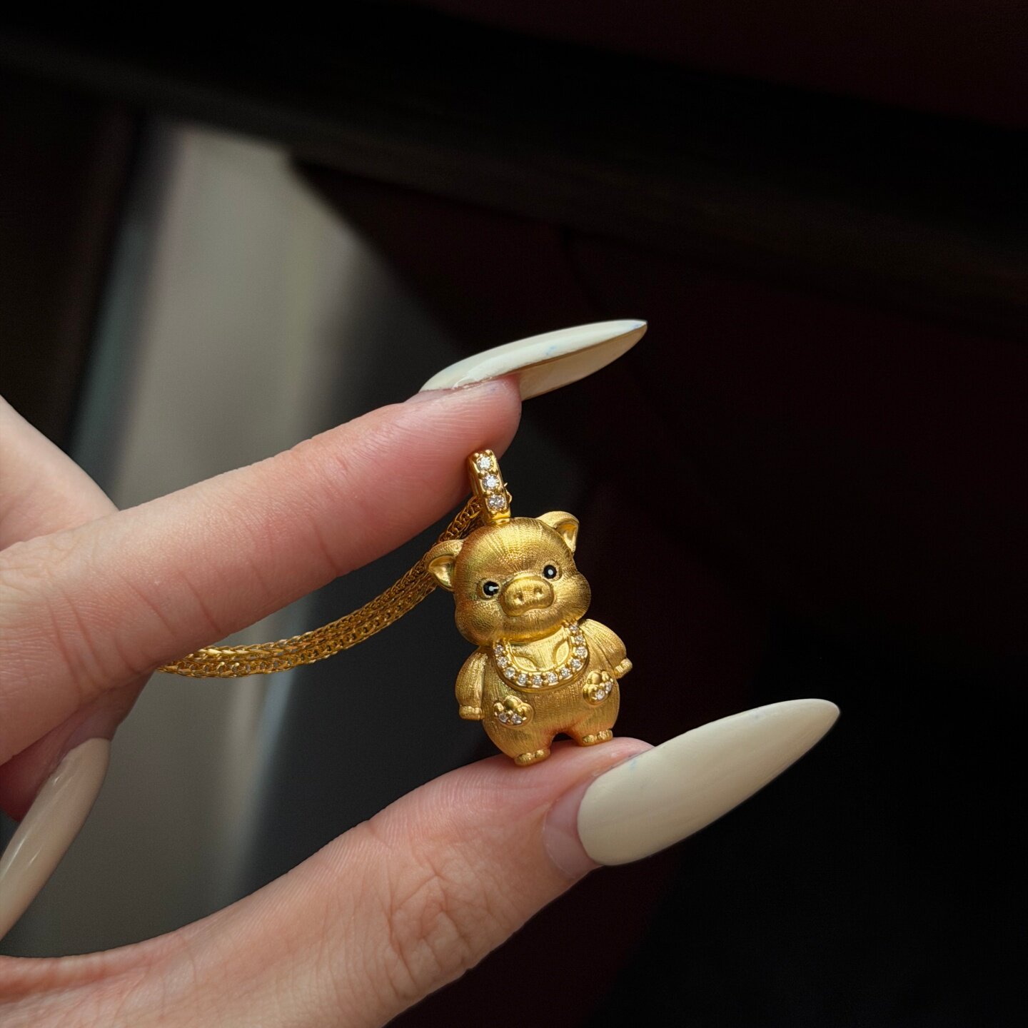 黄金拉丝元宝福猪项链 999足金镶莫桑钻吊坠送女友生日礼物锁骨链