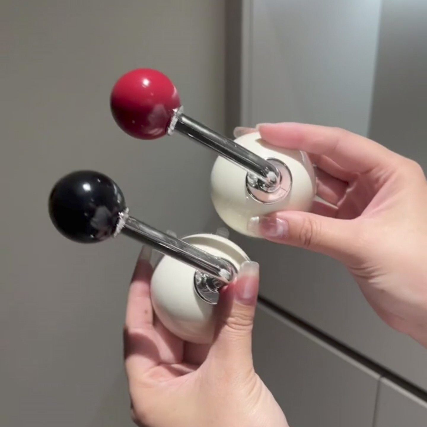 圆球柜门拉手家用免打孔衣柜厨房储物柜玻璃门创意吸盘拉手柄挂钩