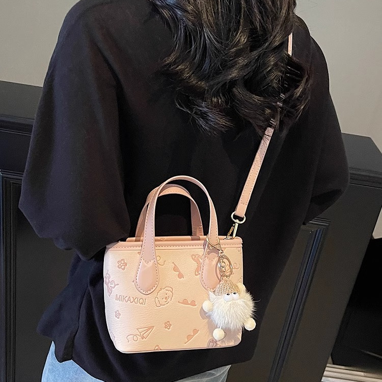 粉色水桶包包女2025新款高端大气高级轻奢超火小众手提斜挎小拎包