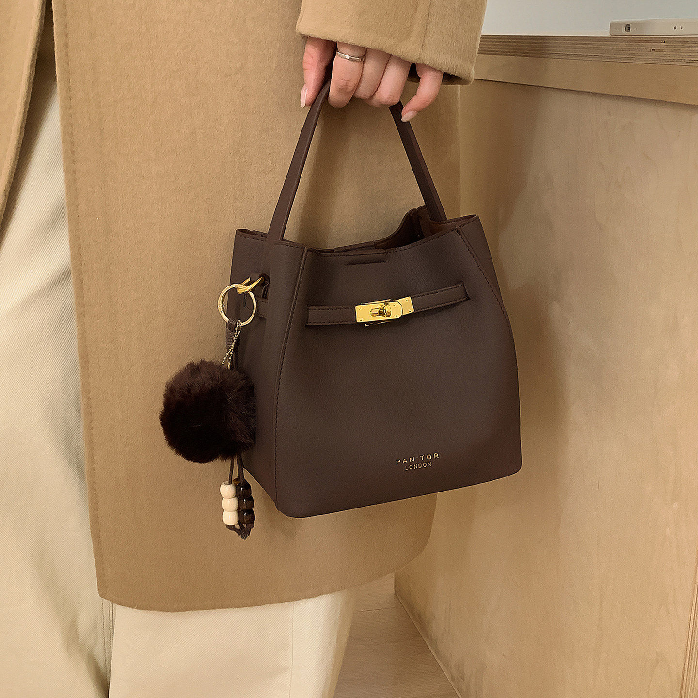 超火手提咖色水桶包包女式2025新款冬高级感轻奢小众不撞款斜挎包