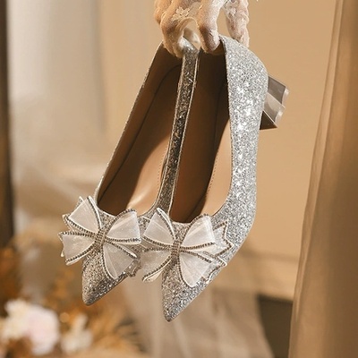 绝美蝴蝶结婚鞋女2025新款秀禾主婚纱两穿新娘鞋粗跟不累脚水晶鞋