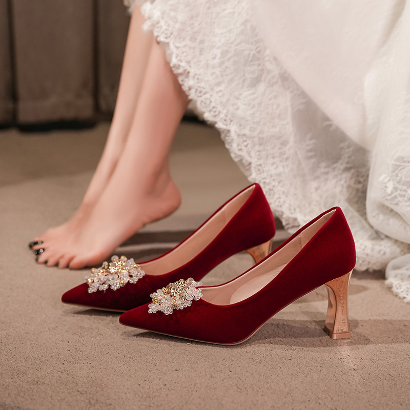 2025新款中式秀禾婚纱两穿新娘鞋女红色绒面高跟鞋粗跟绝美结婚鞋