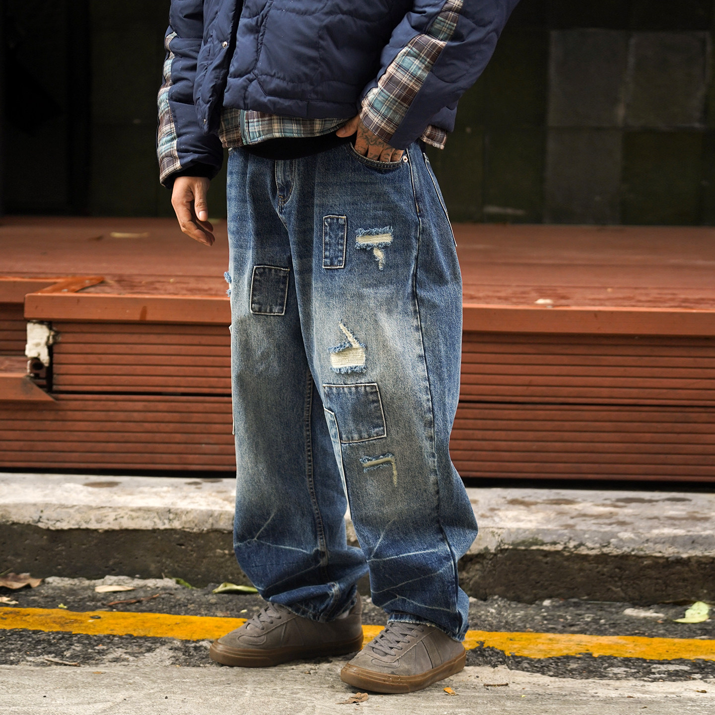 水洗做旧直筒微锥破坏补丁牛仔裤