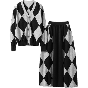 哇哦!满屏的气质浓郁!菱格提花V领羊绒开衫半身伞裙羊绒套装女