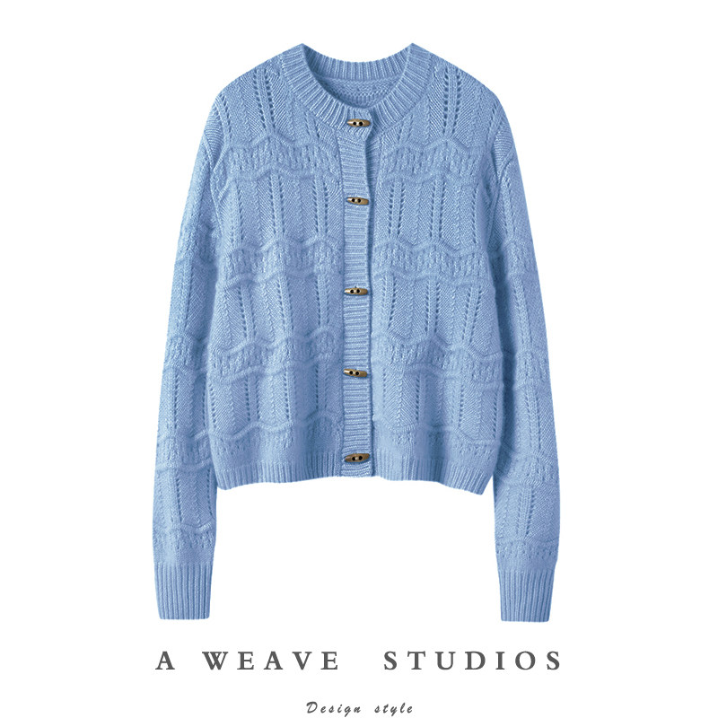 好穿不腻！浅蓝色圆领牛角扣羊绒衫秋冬新款针织开衫长袖保暖毛衣