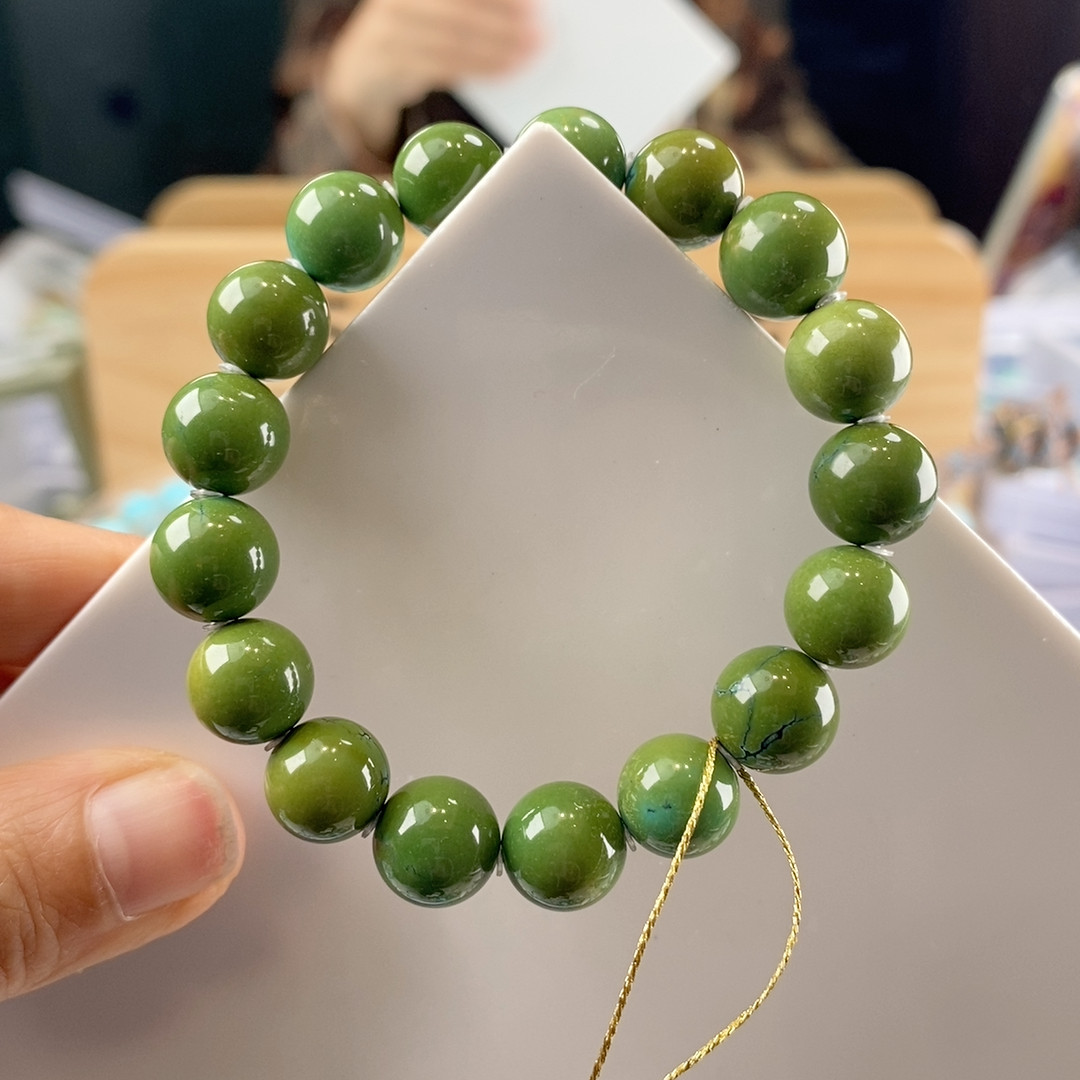 卡 10+ 玉化牛油果色圆珠手串