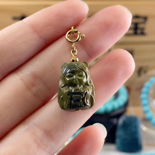翡翠绿精品玉化九尾狐吊坠