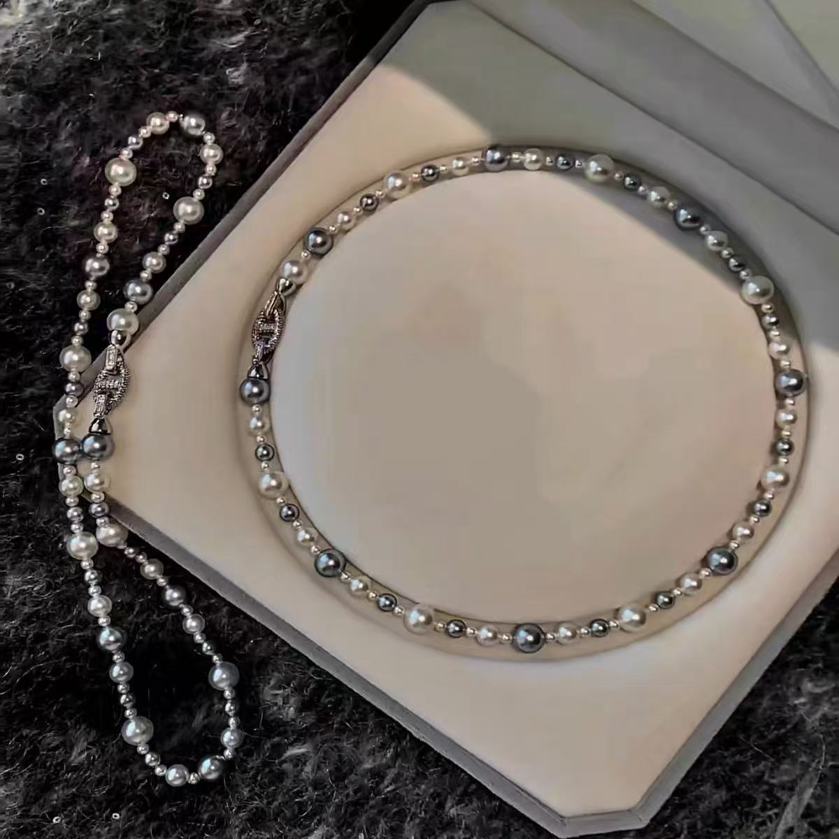 小众感镶钻猪鼻子拼接灰白混搭珍珠项链轻奢气质锁骨链颈链女