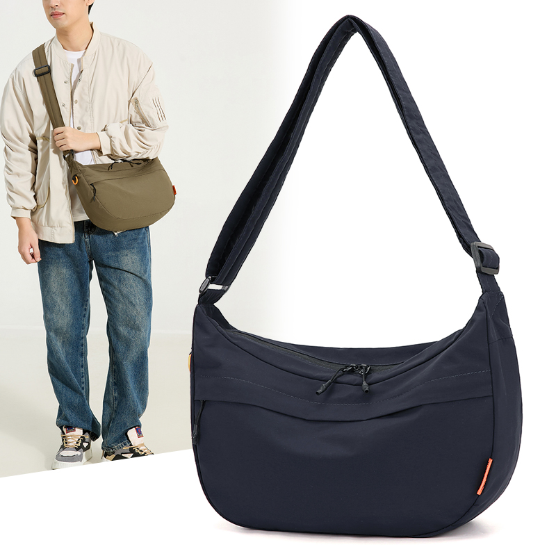 大容量简约日常通勤运动斜挎包