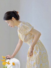 джинсовая ткань 夏季2023新款女装赫本风法式气质修身高级感黄色碎花连衣裙子女夏