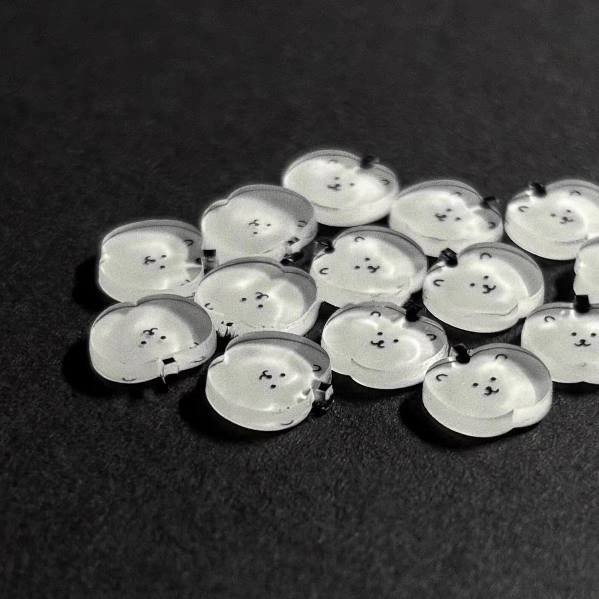 自嘲熊可爱苹果亚克力片片2mm摇摇乐迷你diy耳钉饰品手账素材配件