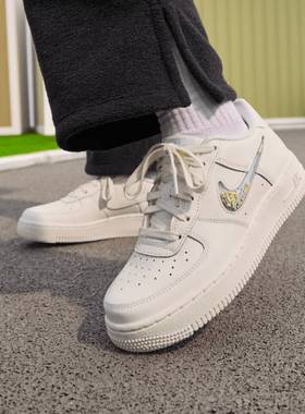 NIKE耐克女鞋大童鞋趣味小勾奶白蓝AF1空军一号小白鞋IM6697-141