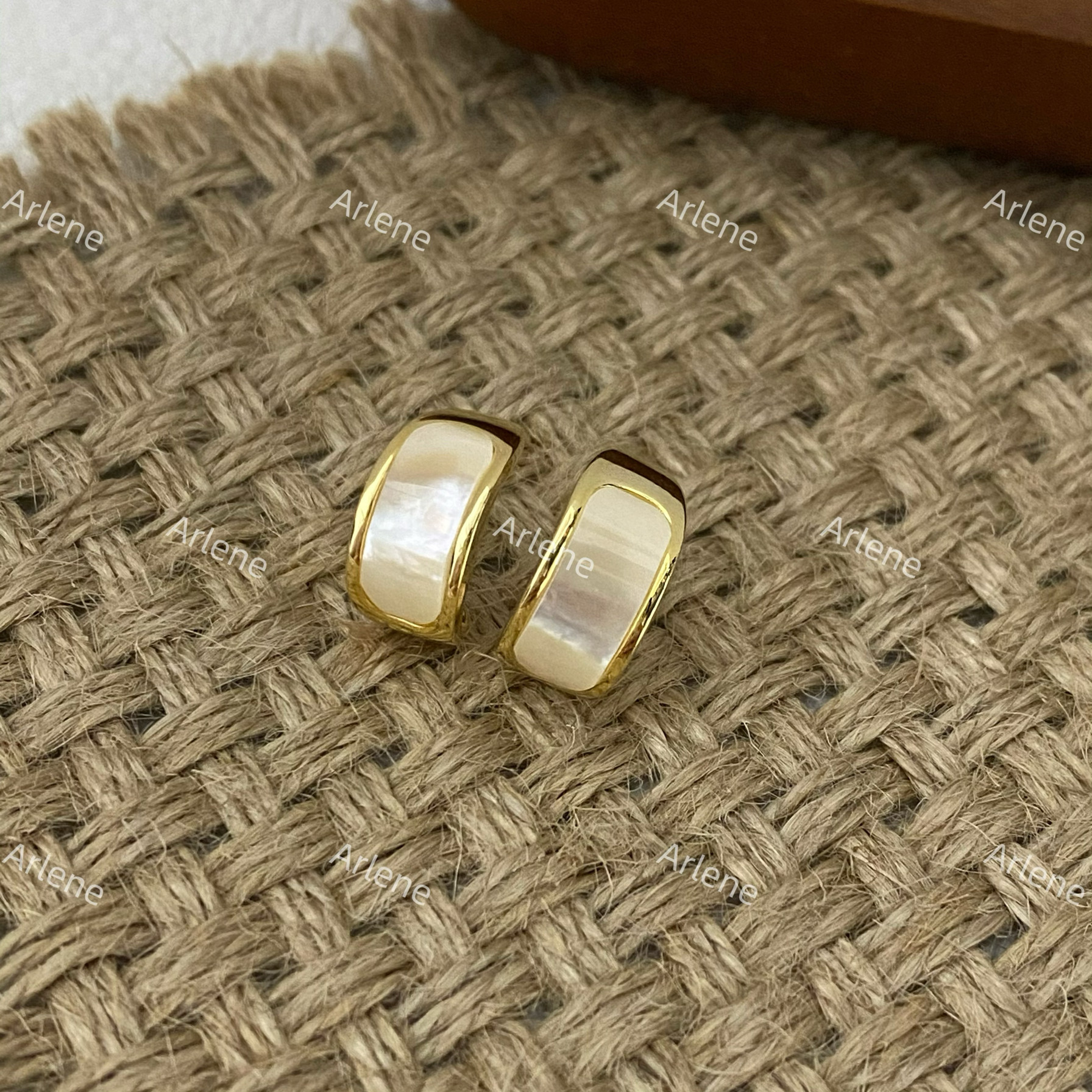 韩版柴夫高版本感滴釉耳环女时尚百搭几何耳饰2024新款潮耳钉贝母