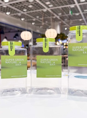 大口果汁瓶简约绿色塑料包装瓶带孔盖饮料瓶水果店鲜榨插吸管方瓶