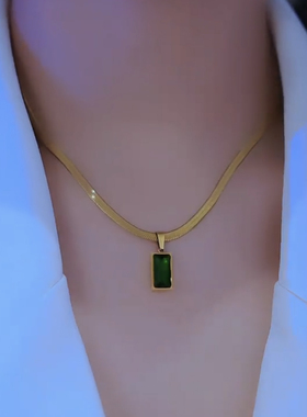简约绿色方牌项链高级感锁骨链