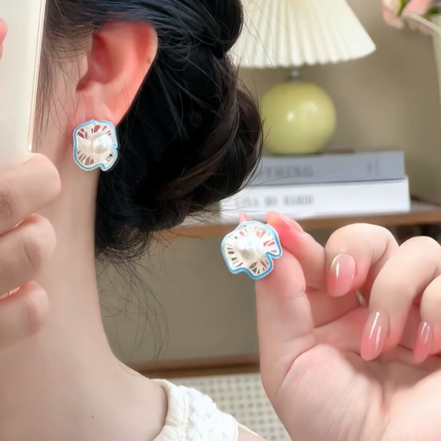 清冷感镂空卷叶边花朵珠珠耳钉