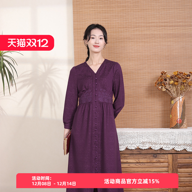 布符绣花羊毛V领连衣裙