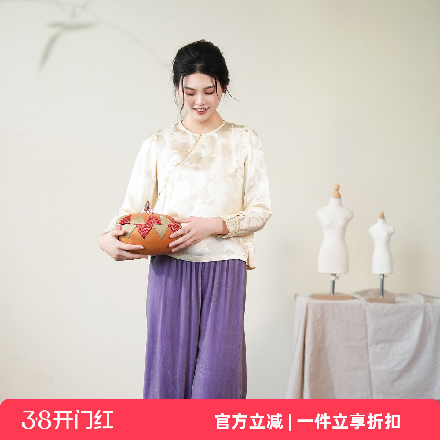 布符新中式「云龙呈祥提花偏襟附花边上衣」2025年秋圆领中国风女