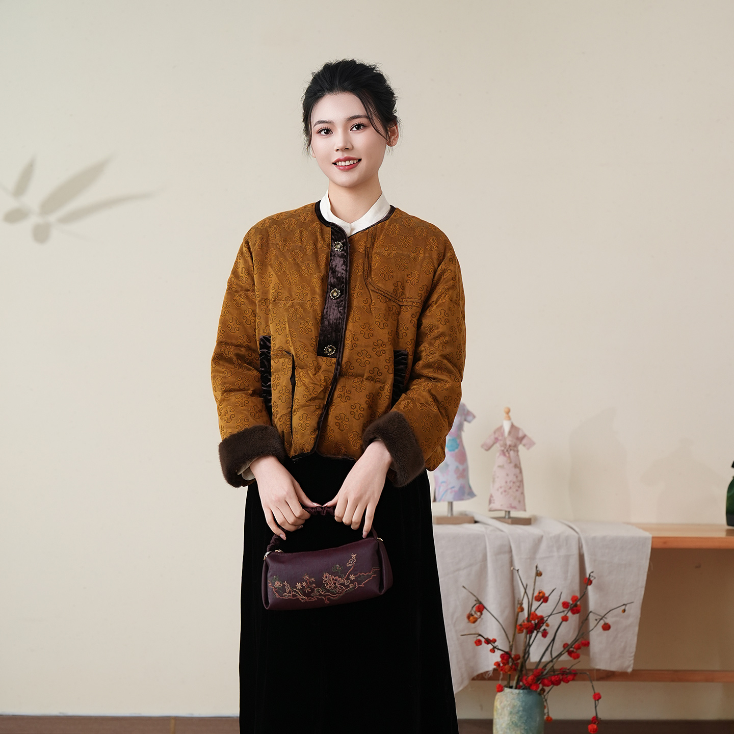 布符新中式「金色卷草纹圆领貂毛鹅绒服」2025年冬季女短款羽绒服