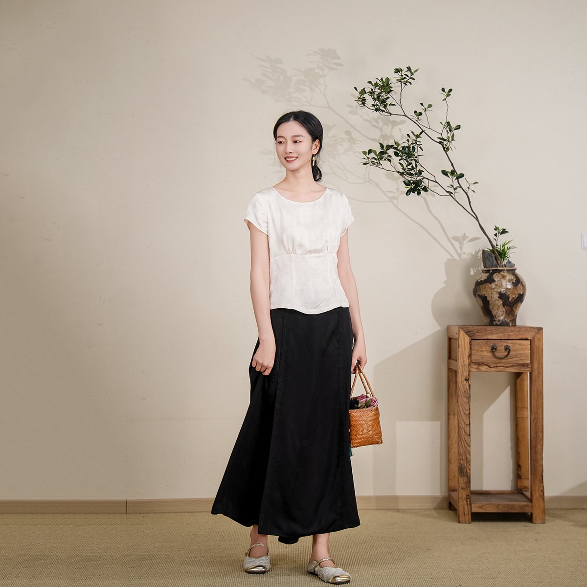 布符2025年夏季新款收胸圆领显瘦透气T恤修身优雅百搭短袖女装