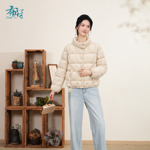 布符新中式「米白竖褶立领短款鹅绒服」2026年冬季文艺保暖羽绒服