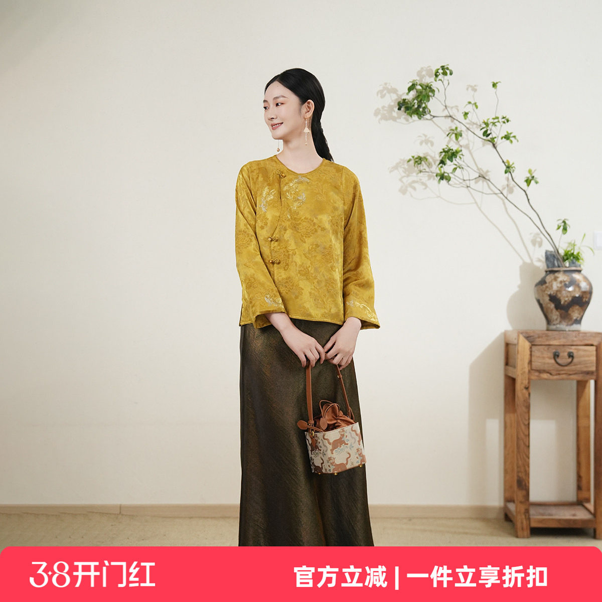 布符新中式「三金刺绣圆领旗袍上衣」2025年秋季曼陀罗手工盘扣女