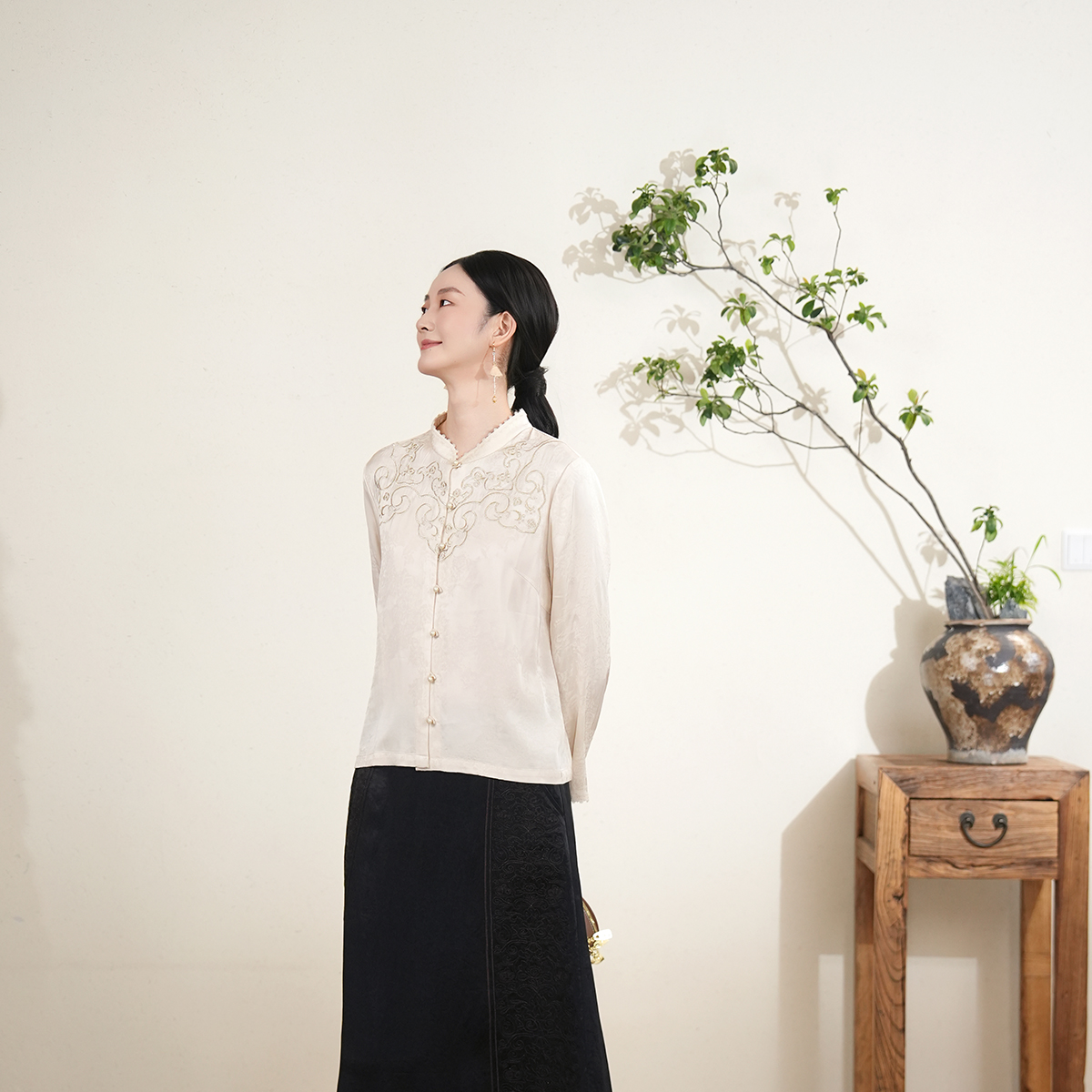 布符2025年秋季新款米杏提花立领刺绣衬衫中式花边长袖珠扣女装