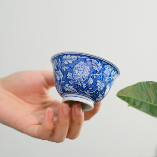 小谦山房青花缠枝牡丹纹杯