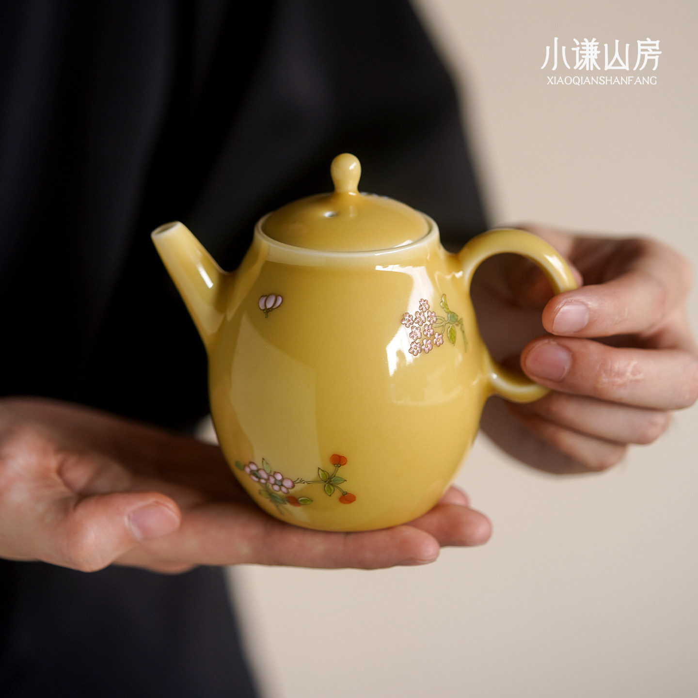 小谦山房娇黄粉彩花卉壶高颜值