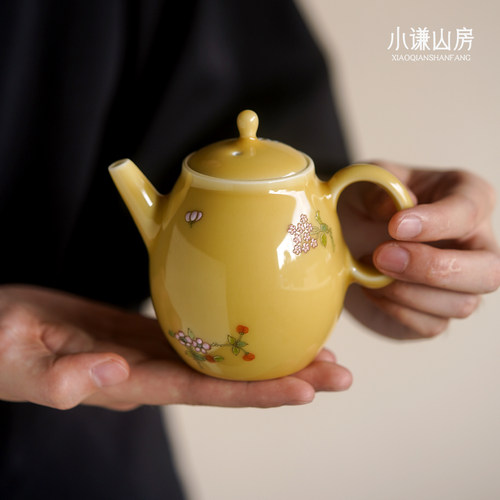 小谦山房娇黄粉彩花卉壶高颜值