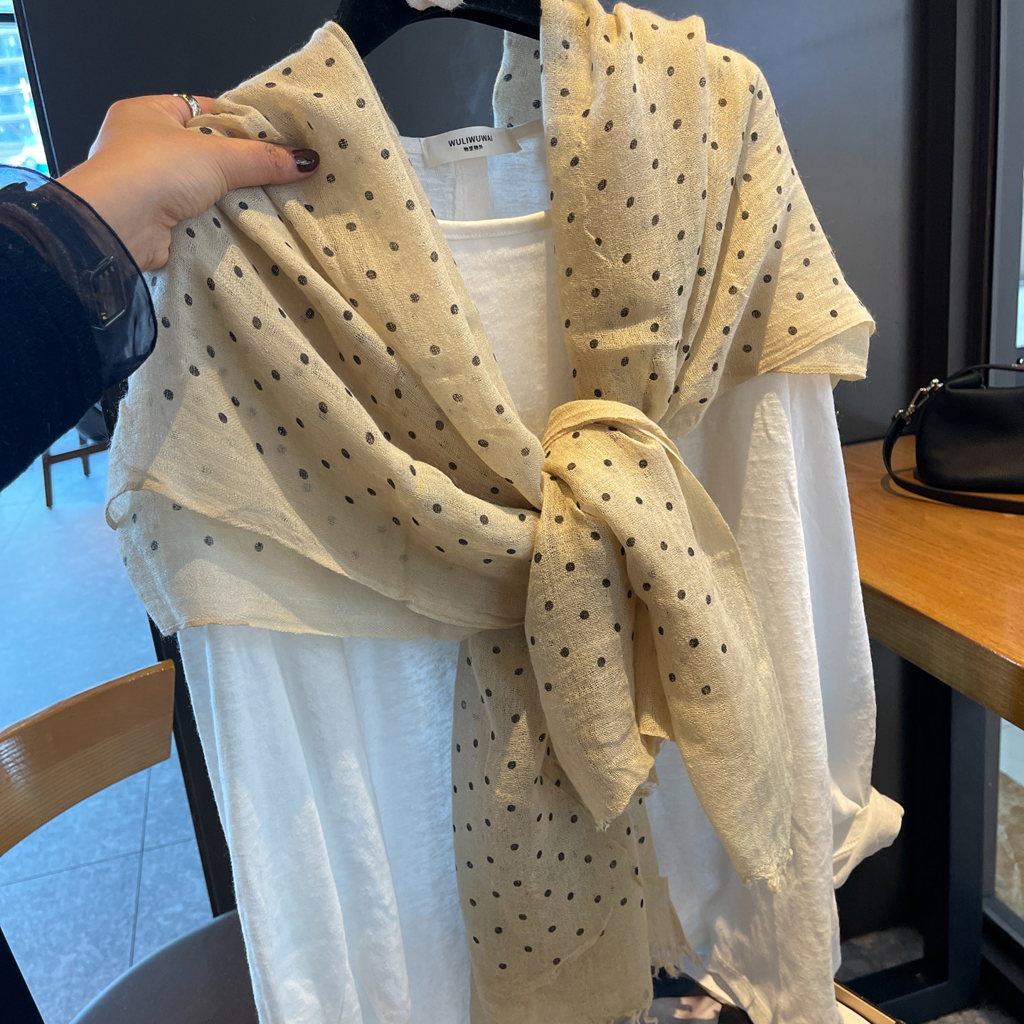 轻薄软含羊毛围巾女春夏百搭柔甜小波点纯色透气棉麻披肩丝巾两用