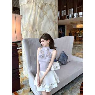 初芍微云 00pm新品 镂空蕾丝烫钻半高领背心 CCZEE