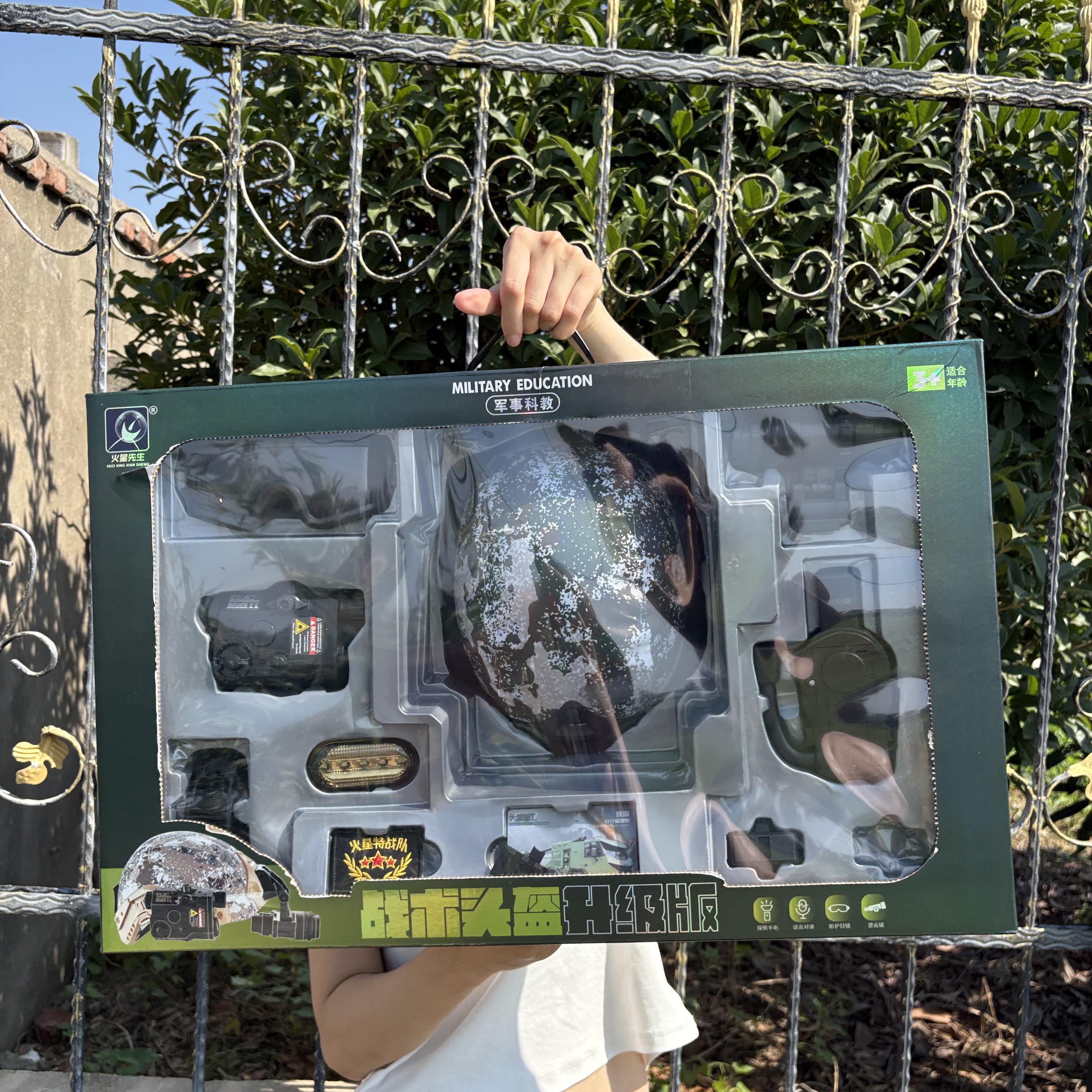 圣诞节儿童男孩生日礼物7-10周岁军事模型战术性头盔对讲机探照灯