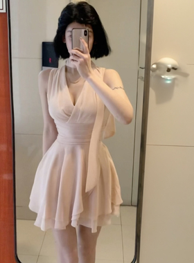 甜妹气质小糊兔纯欲风性感粉色V领千金风连衣裙新款高腰无袖裙