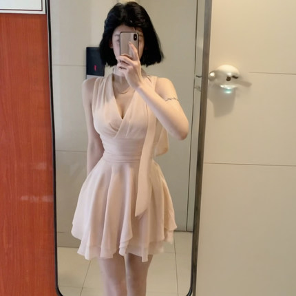 小糊兔的纯欲风性感辣妹粉色V领千金风连衣裙女夏季新款高腰绑带