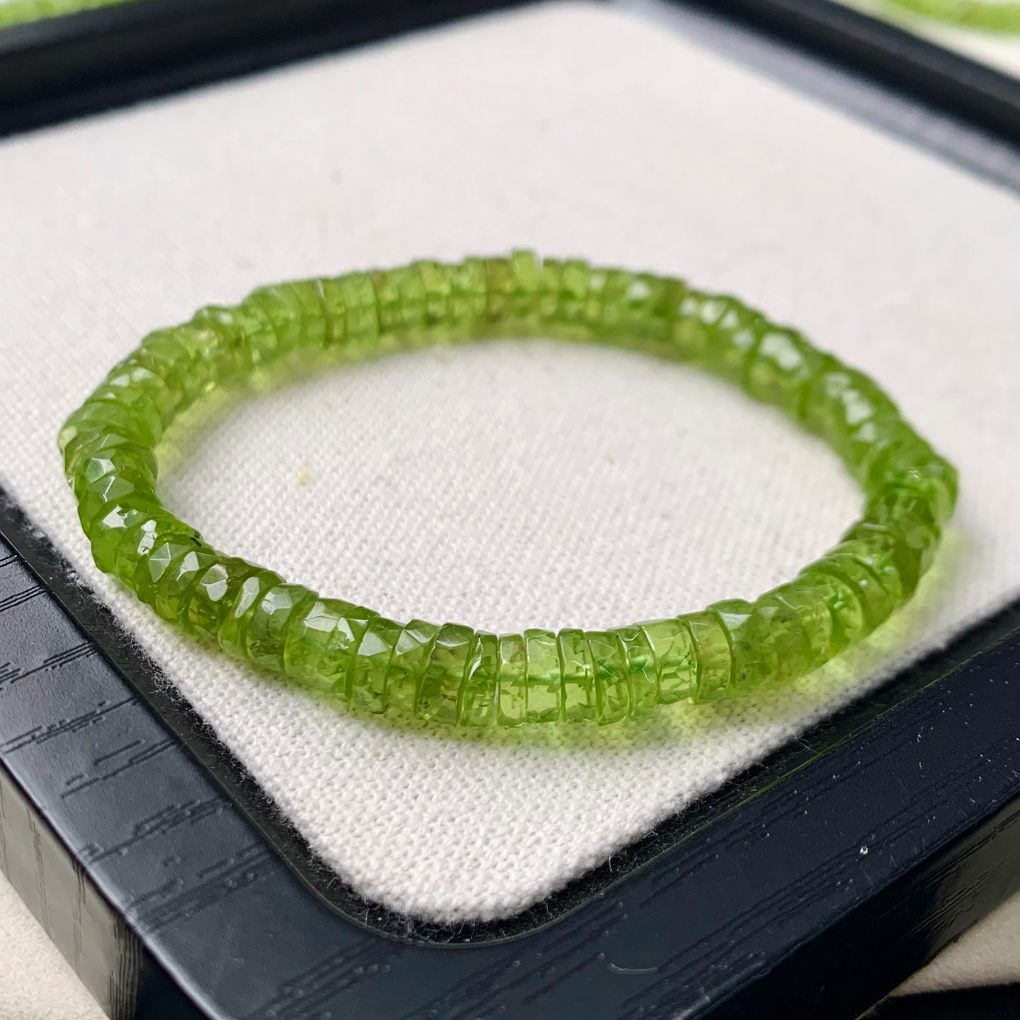 天然翠绿色橄榄石盘珠随形手链太阳之石水晶手串饰品送礼物男女款