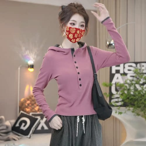 撞色拼接纽扣连帽德绒打底衫女2025秋冬新款时尚减龄长袖显瘦上衣