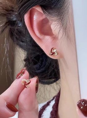 s925银针耳饰红色三角环绕耳钉女小众设计感闪钻耳环时尚气质耳饰